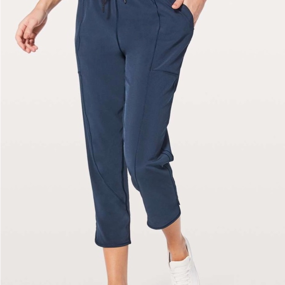 Lululemon Final Play Crop 23"
True Navy SZ 6